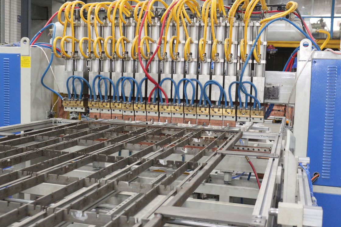 آلة لحام مكثف الثلاجة الأوتوماتيكية عالية السرعة مع خط إنتاج مكثف الأنبوب السلكي القابل للتخصيص واللحام والطي المتكامل