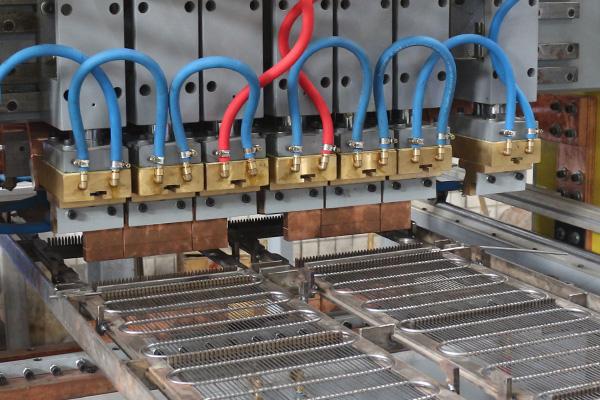 زيادة الكفاءة مع خط إنتاج ثلاجة الأنبوب السلكي المكثف آلة لحام و آلة الانحناء 4